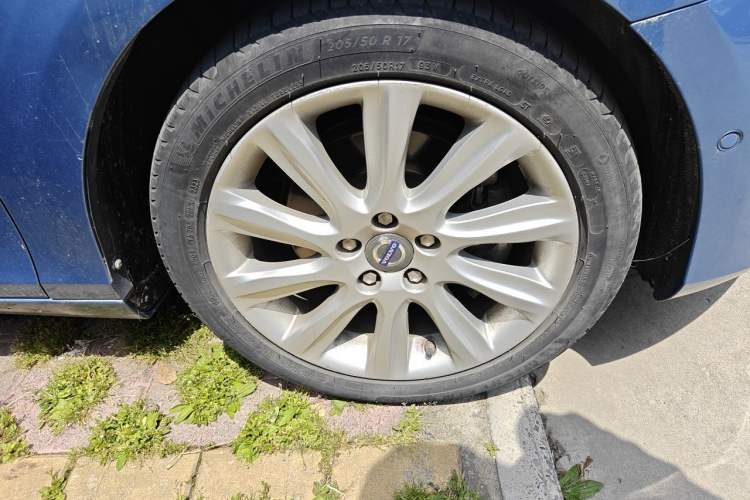 Used Volvo V40 2015 1.6T Zhiya Edition Right Front Wheel Hub