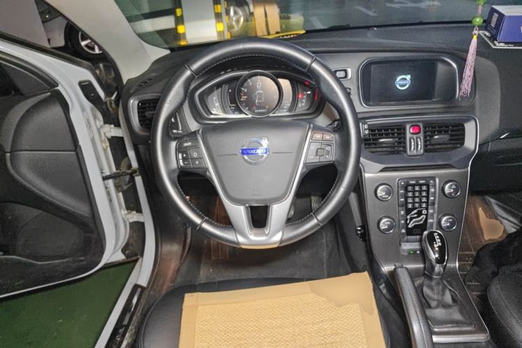Used Volvo V40 2015 1.6T Zhiyi Edition Steering Wheel