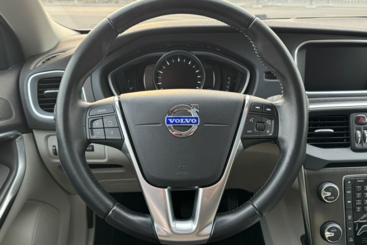 Used Volvo V40 2015 1.6T Zhiyi Edition Steering Wheel