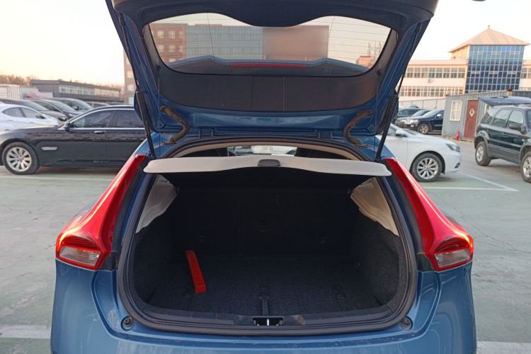 Used Volvo V40 2015 1.6T Zhiya Edition Trunk