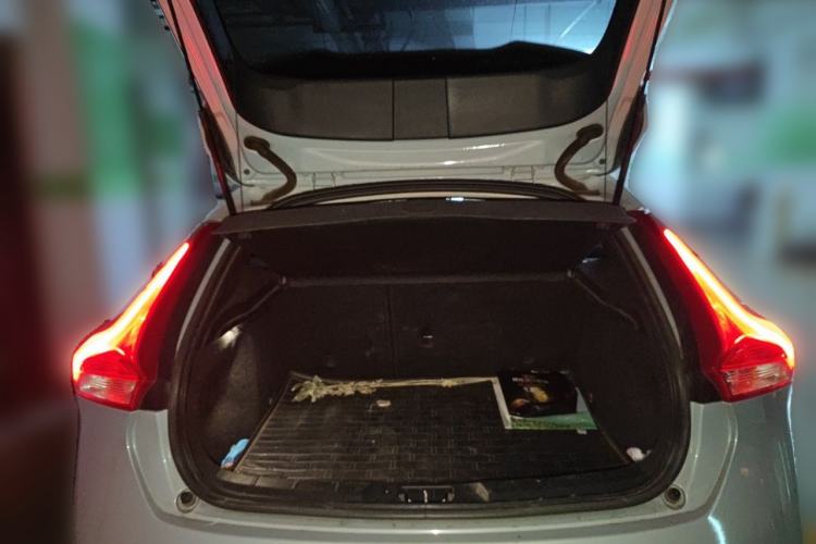 Used Volvo V40 2015 1.6T Zhiyi Edition Trunk