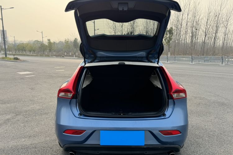 Used Volvo V40 2015 1.6T Zhiyi Edition Trunk