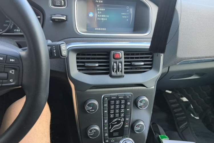 Used Volvo V40 2015 1.6T Zhiya Edition Audio And AC Panel