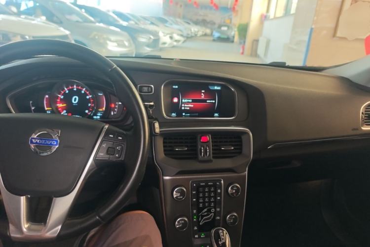 Used Volvo V40 2015 1.6T Zhiya Edition Center Console
