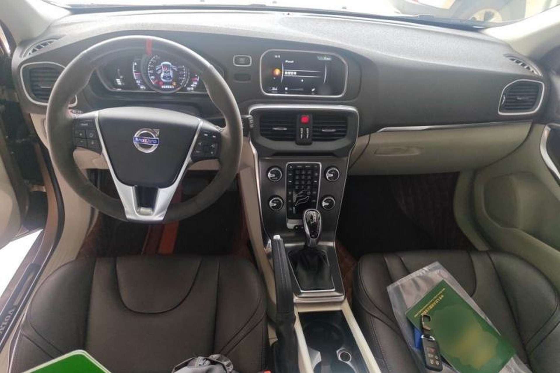 Used Volvo V40 2015 1.6T Zhiyi Edition Center Console