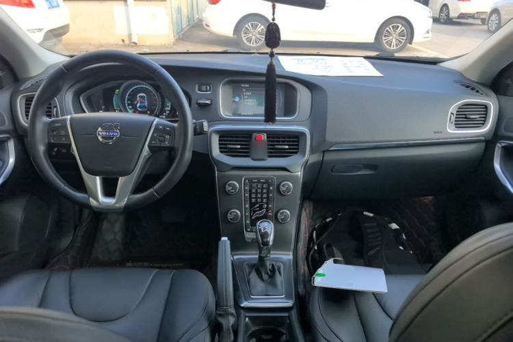 Used Volvo V40 2015 1.6T Zhiya Edition Center Console