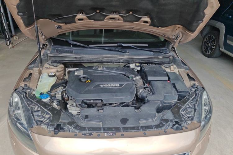 Used Volvo V40 2015 1.6T Zhiyi Edition Engine Bay