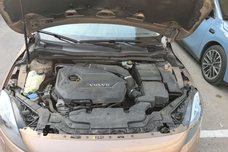 Used Volvo V40 2015 1.6T Zhiya Edition Engine Bay