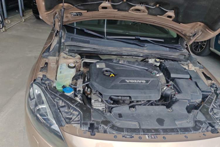 Used Volvo V40 2015 1.6T Zhiyi Edition Engine Bay Right