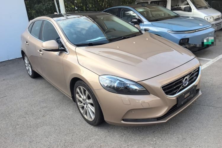 Used Volvo V40 2015 1.6T Zhiya Edition Front Right 45 Deg