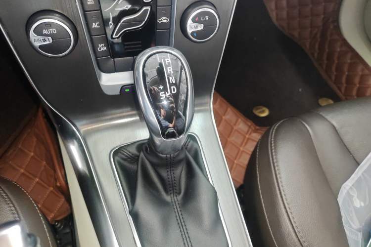 Used Volvo V40 2015 1.6T Zhiyi Edition Gear Lever