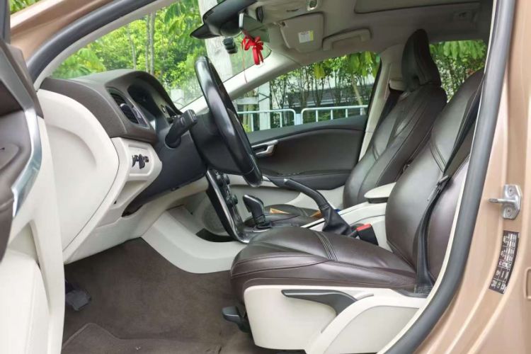 Used Volvo V40 2015 1.6T Zhiyi Edition Interior 3