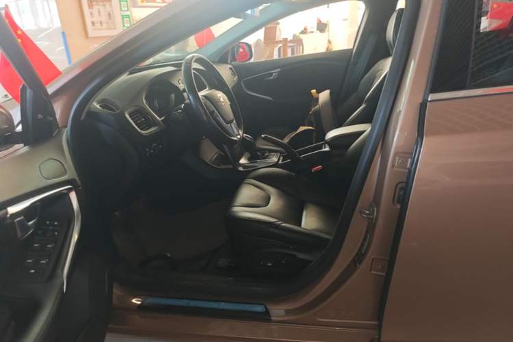 Used Volvo V40 2015 1.6T Zhiya Edition Left Front Seat
