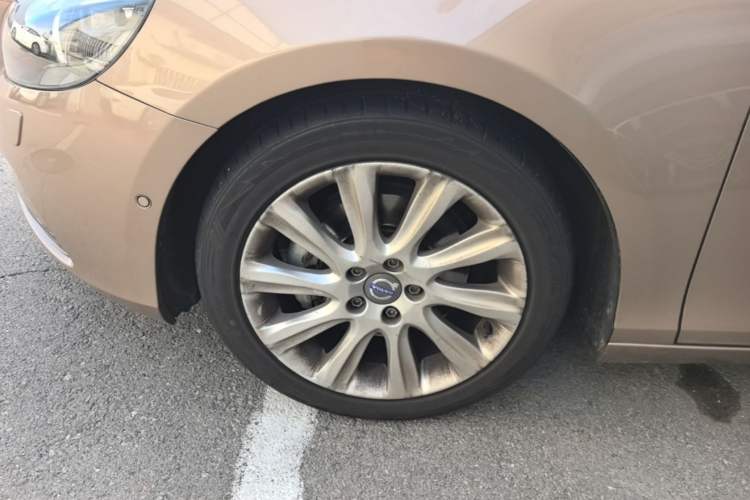 Used Volvo V40 2015 1.6T Zhiya Edition Left Front Wheel Hub
