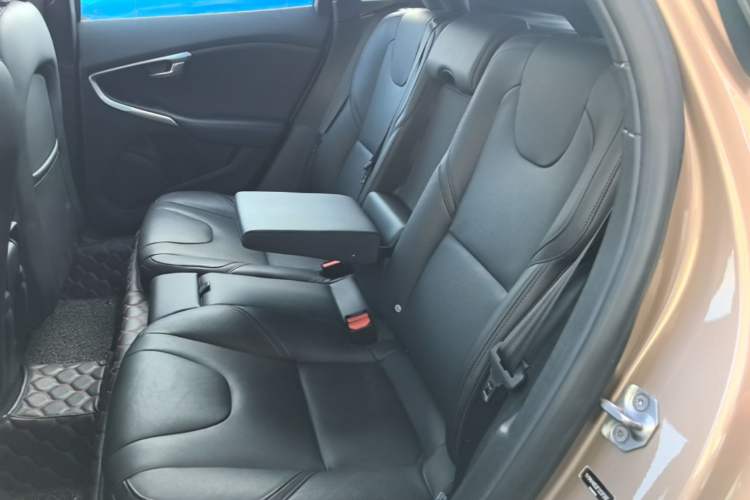 Used Volvo V40 2015 1.6T Zhiya Edition Left Rear Seat
