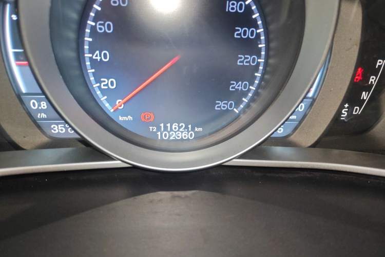 Used Volvo V40 2015 1.6T Zhiyi Edition Odometer Close Up