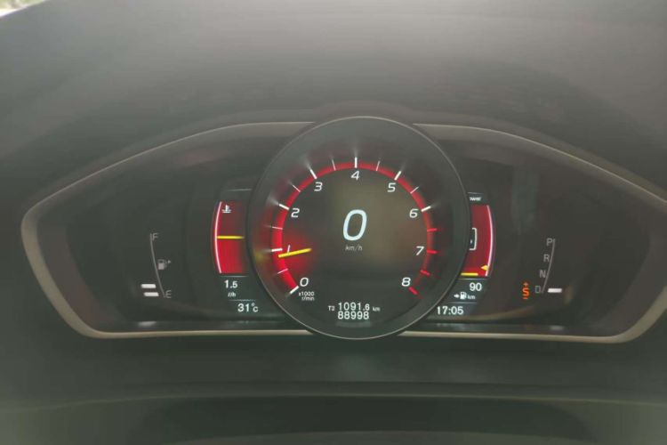 Used Volvo V40 2015 1.6T Zhiyi Edition Odometer Close Up