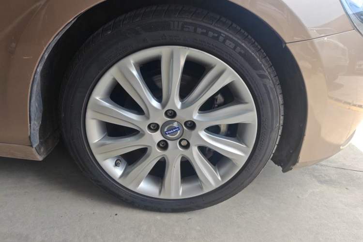 Used Volvo V40 2015 1.6T Zhiyi Edition Right Front Wheel Hub