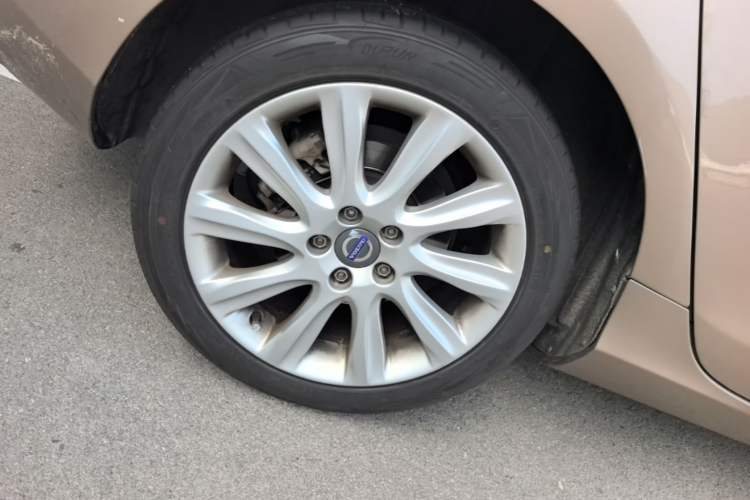 Used Volvo V40 2015 1.6T Zhiya Edition Right Rear Wheel Hub