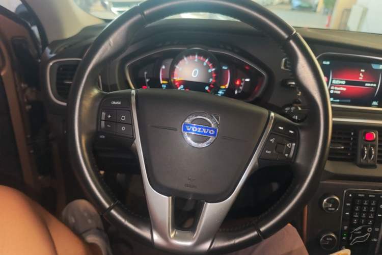 Used Volvo V40 2015 1.6T Zhiya Edition Steering Wheel