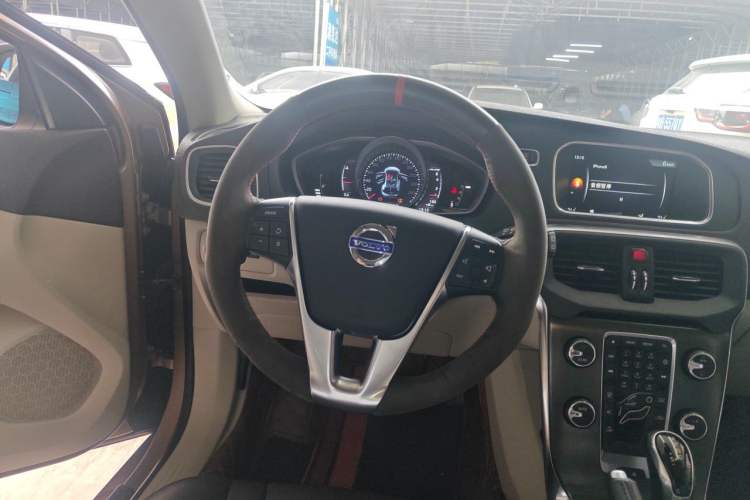 Used Volvo V40 2015 1.6T Zhiyi Edition Steering Wheel