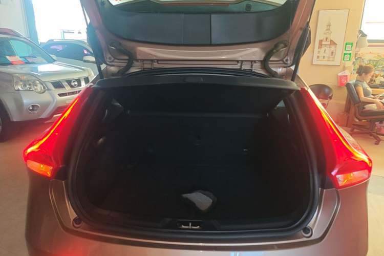 Used Volvo V40 2015 1.6T Zhiya Edition Trunk