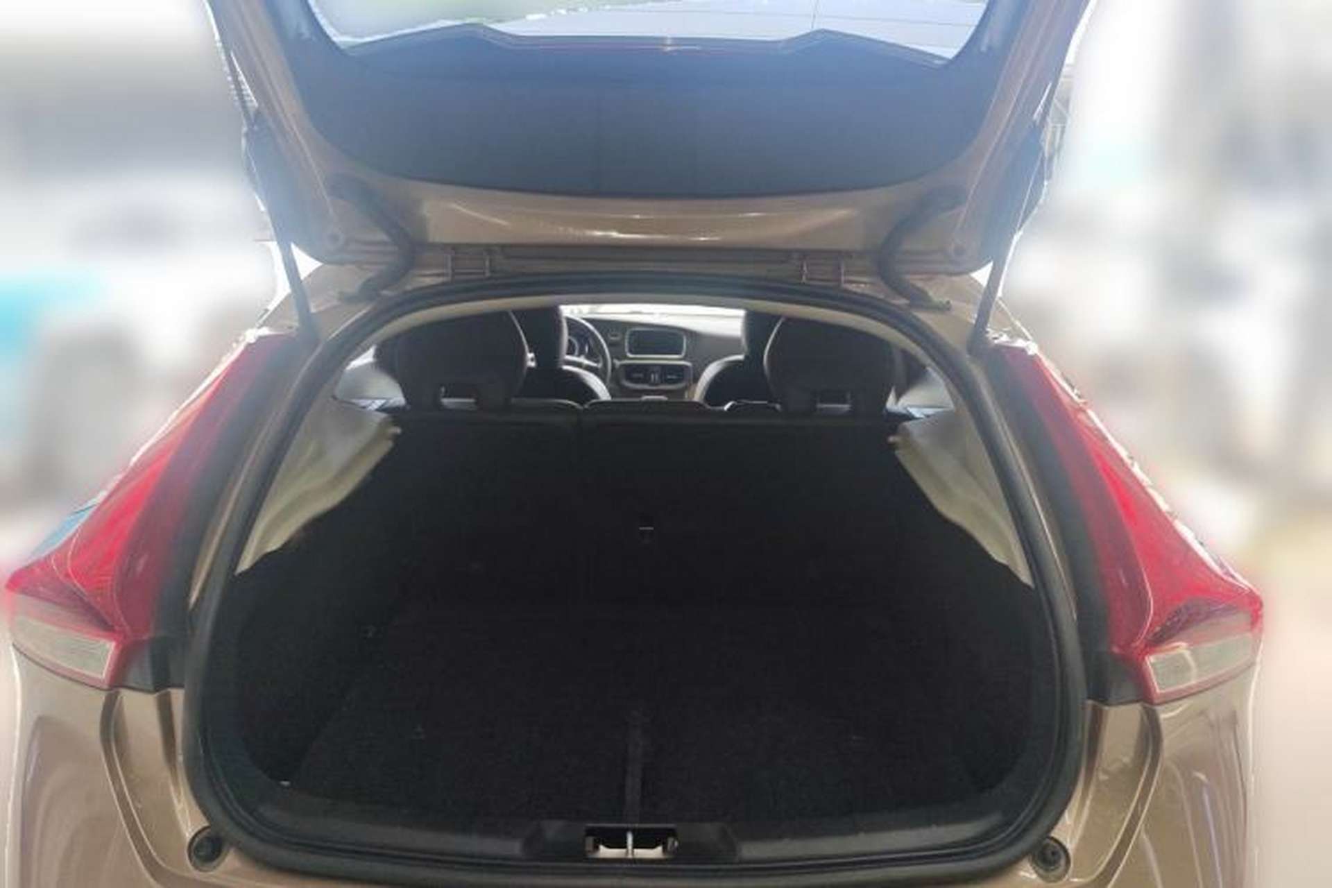 Used Volvo V40 2015 1.6T Zhiyi Edition Trunk