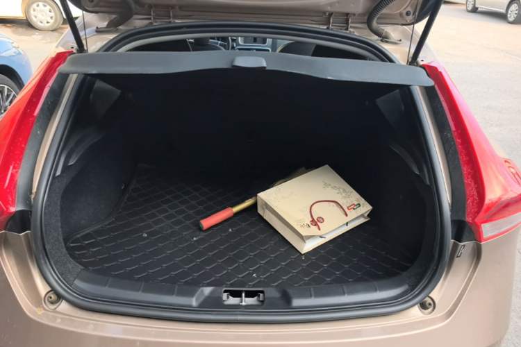 Used Volvo V40 2015 1.6T Zhiya Edition Trunk