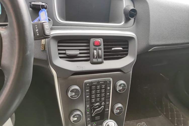 Used Volvo V40 2015 1.6T Zhiya Edition Audio And AC Panel