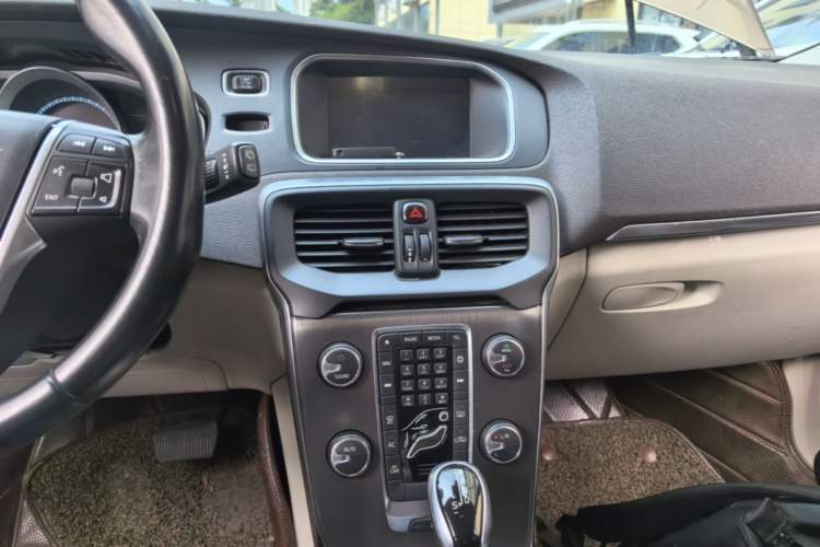 Used Volvo V40 2015 1.6T Zhiyi Edition Audio And AC Panel