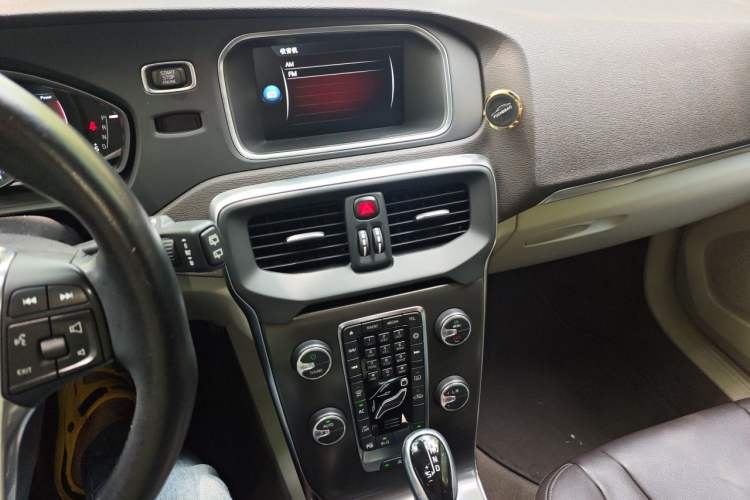 Used Volvo V40 2015 1.6T Zhiya Edition Audio And AC Panel