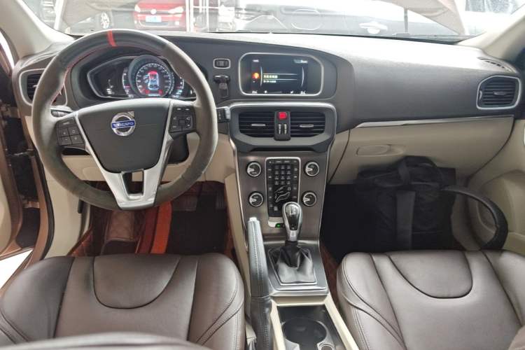 Used Volvo V40 2015 1.6T Zhiyi Edition Center Console