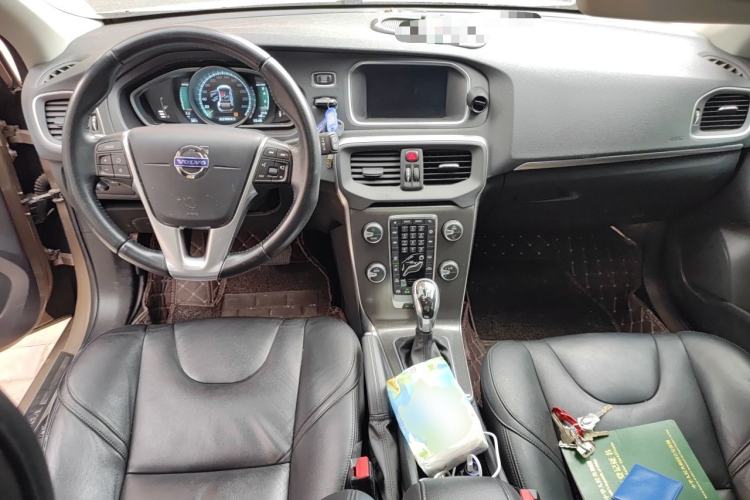Used Volvo V40 2015 1.6T Zhiya Edition Center Console