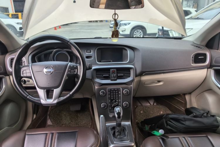 Used Volvo V40 2015 1.6T Zhiyi Edition Center Console