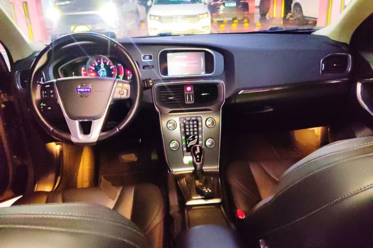 Used Volvo V40 2015 1.6T Zhiyi Edition Center Console