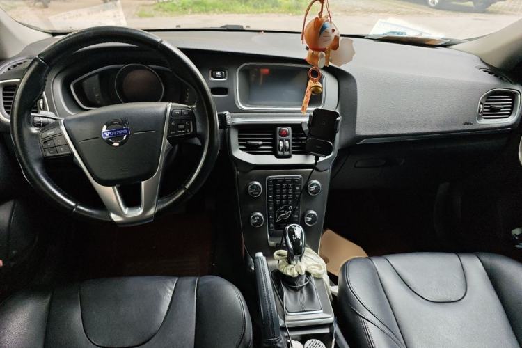 Used Volvo V40 2015 1.6T Zhiyi Edition Center Console
