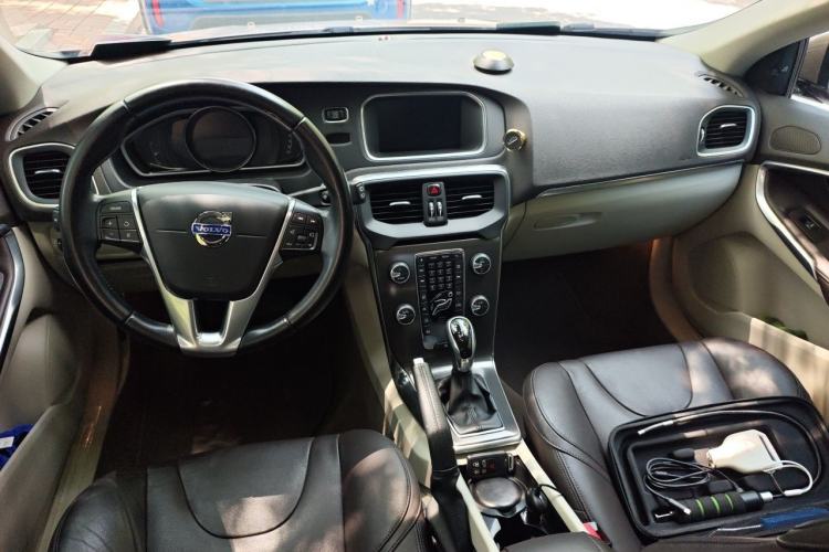 Used Volvo V40 2015 1.6T Zhiya Edition Center Console