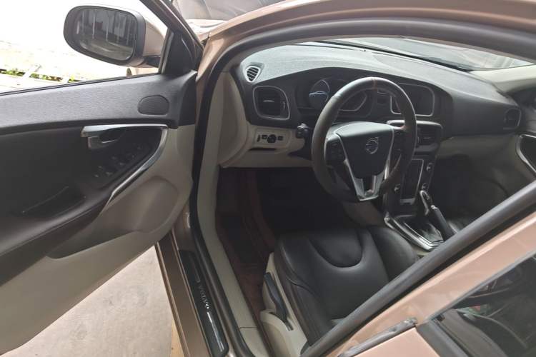 Used Volvo V40 2015 1.6T Zhiyi Edition Driver Seat