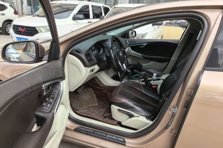 Used Volvo V40 2015 1.6T Zhiyi Edition Driver Seat