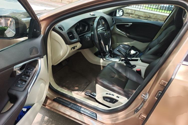 Used Volvo V40 2015 1.6T Zhiya Edition Driver Seat