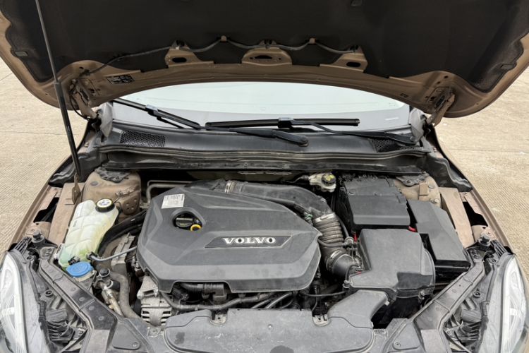Used Volvo V40 2015 1.6T Zhiyi Edition Engine Bay