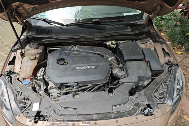 Used Volvo V40 2015 1.6T Zhiyi Edition Engine Bay
