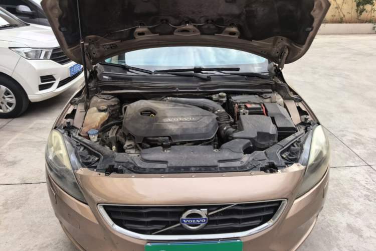 Used Volvo V40 2015 1.6T Zhiyi Edition Engine Bay