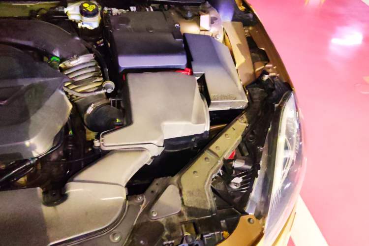 Used Volvo V40 2015 1.6T Zhiyi Edition Engine Bay Left