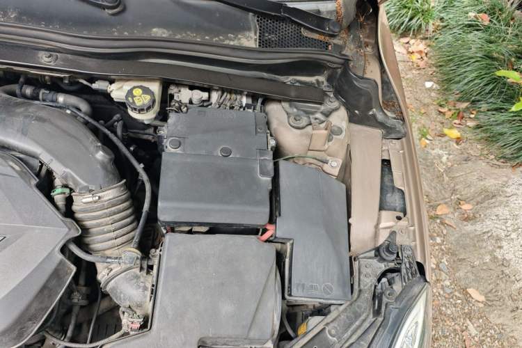 Used Volvo V40 2015 1.6T Zhiyi Edition Engine Bay Left