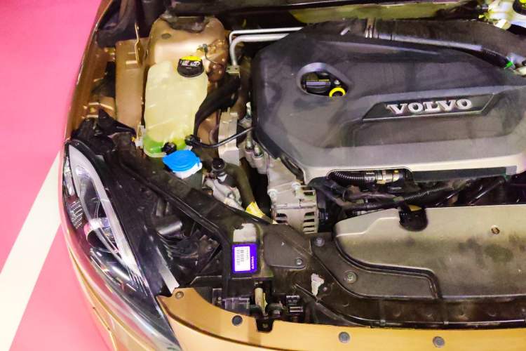 Used Volvo V40 2015 1.6T Zhiyi Edition Engine Bay Right