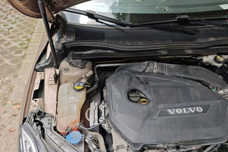 Used Volvo V40 2015 1.6T Zhiyi Edition Engine Bay Right