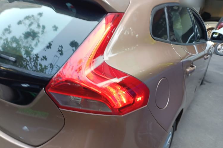 Used Volvo V40 2015 1.6T Zhiyi Edition Exterior 4