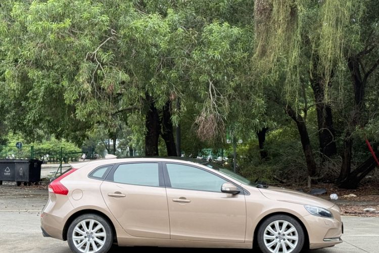 Used Volvo V40 2015 1.6T Zhiyi Edition Exterior 4