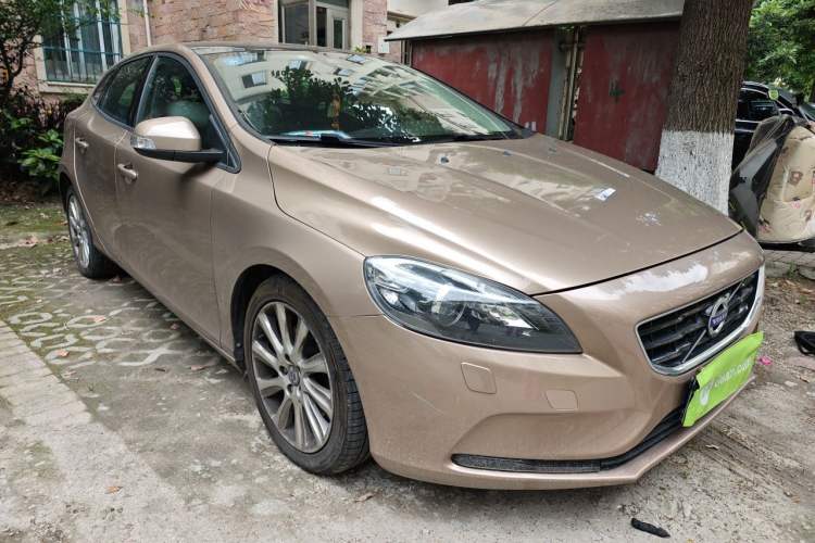 Used Volvo V40 2015 1.6T Zhiyi Edition Front Right 45 Deg